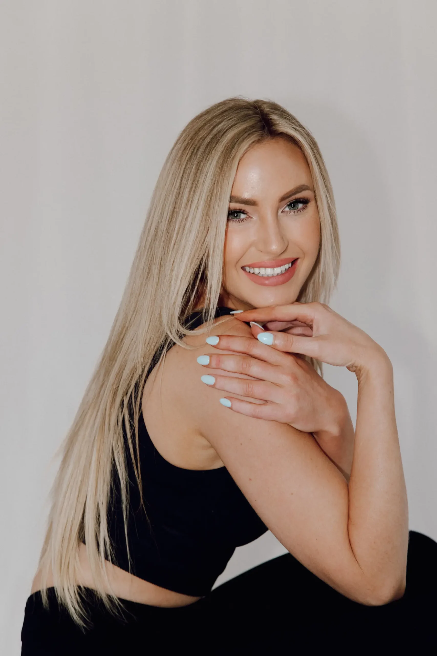 Teresa im PMU-Studio Salzburg Permanent Make-up Artist bei der Arbeit Zertifizierte PhiBrows & Powderbrows Spezialistin Salzburg